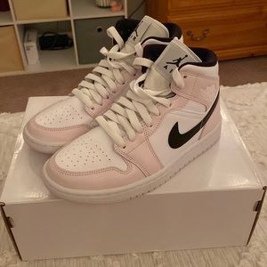 WMNS Air Jordans 1 Mid